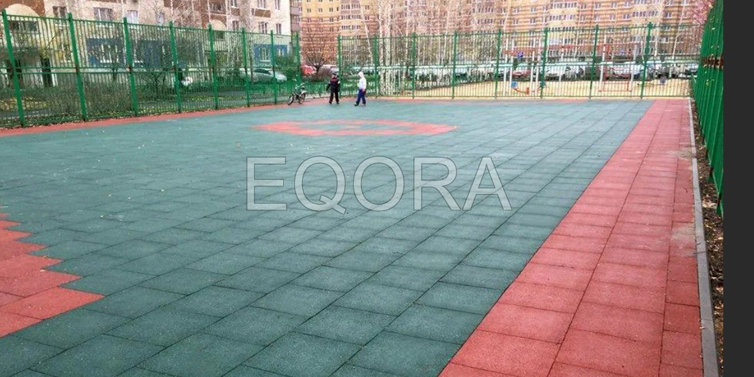 Плитка из резиновой крошки на спортивной площадке по дворе